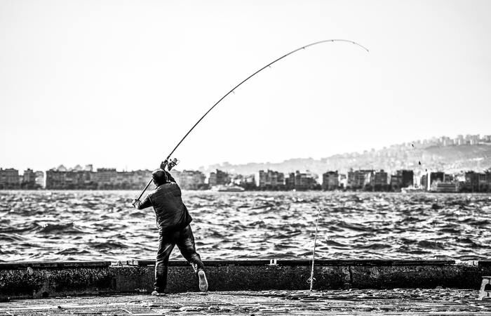 pesca con caña en el mar