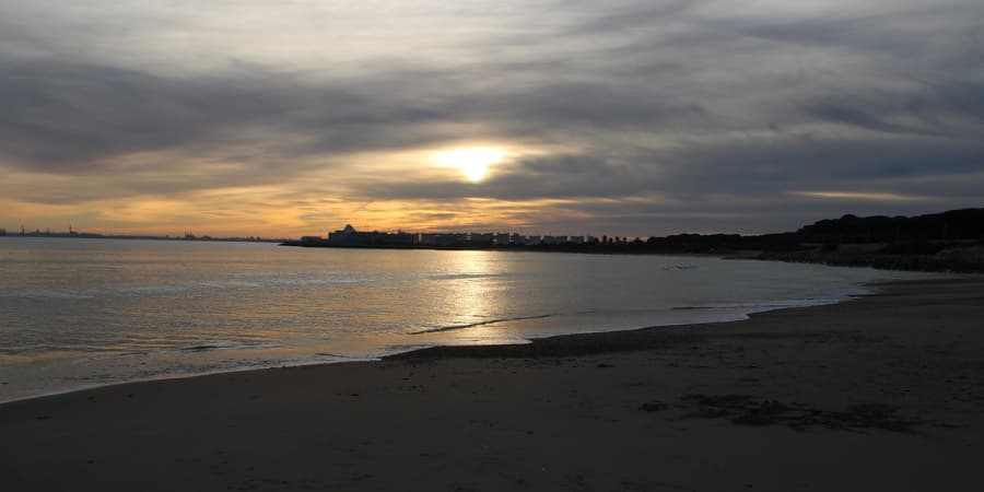 Pesca surfcasting en el puerto de santa maria