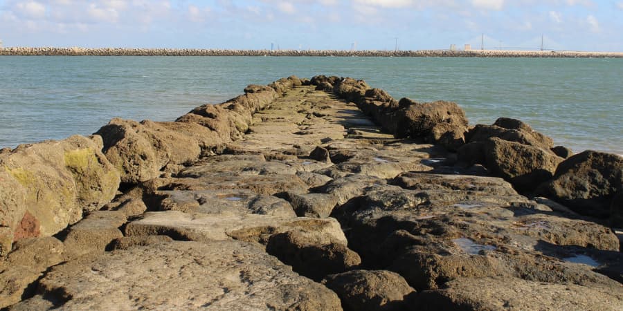 Pescar en el espigón del puerto de Santa Maria